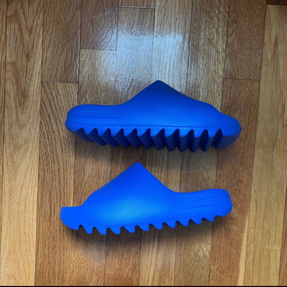 YEEZY SLIDES ‘Azure’